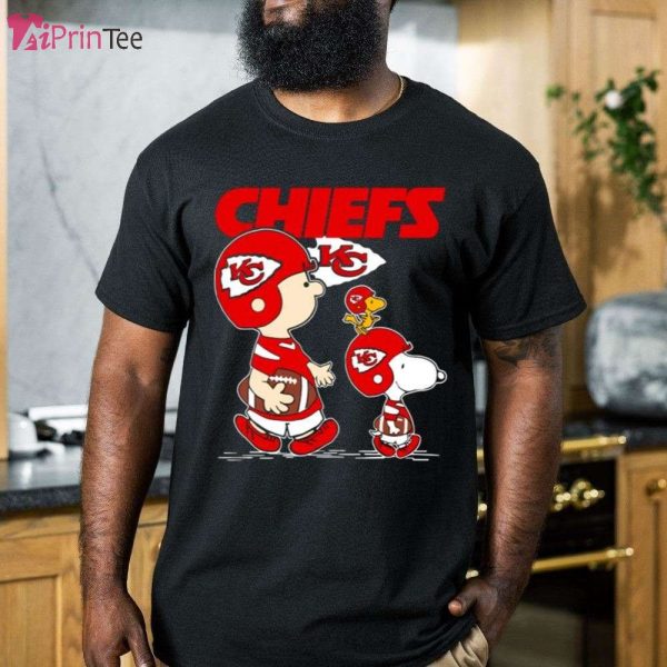 Snoopy and Charlie Brown playing Kansas City Chiefs T-Shirt – Best gifts your whole family