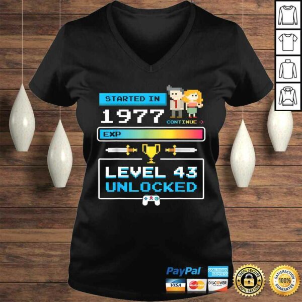 1977 43rd Birthday Gamer Cute Level 43 Unlocked Video Games V-Neck T-Shirt