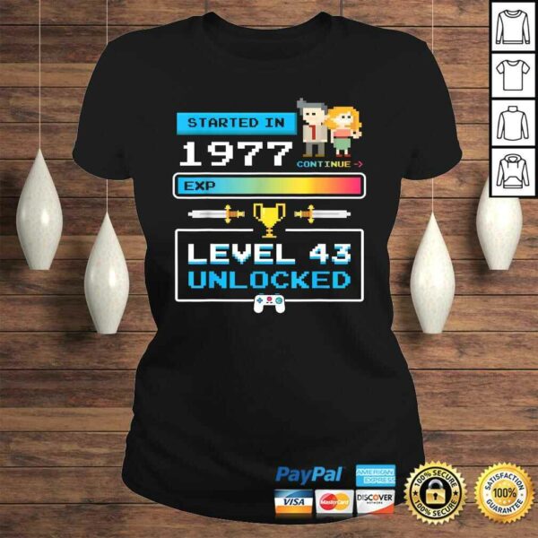 1977 43rd Birthday Gamer Cute Level 43 Unlocked Video Games V-Neck T-Shirt